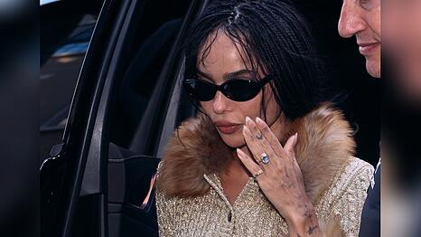 Zo&euml; Kravitz zeigt ihr Schmuckst&uuml;ck am Finger.