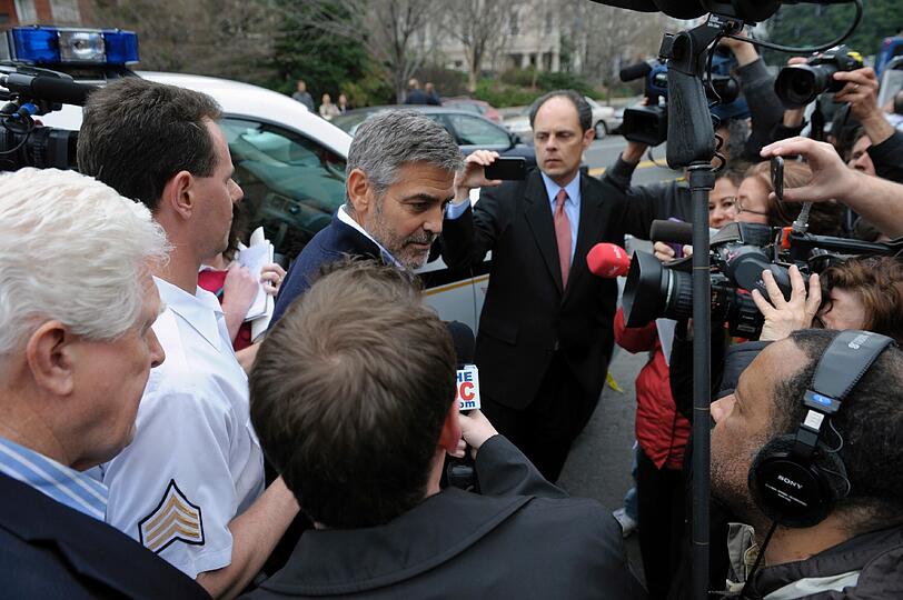 Hollywood-Star George Clooney und sein Vater Nick sind bei einer Protestkundgebung vor der sudanesischen Botschaft in Washington festgenommen worden. Das US-Fernsehen zeigte, wie die beiden in Handschellen von Polizisten abgeführt wurden - sehen Sie hier die Bilder...