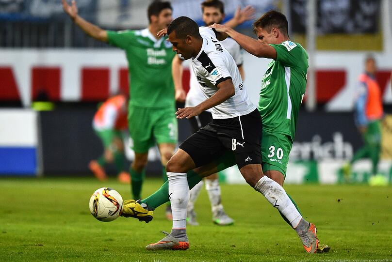 MILOS DEGENEK: NOTE 4. Trug die Hypothek einer frühen Verwarnung und leitete die erste Chance der Hausherren mit einem Ballverlust ein. Konnte die Angriffe der Sandhäuser zu oft nicht unterbinden.