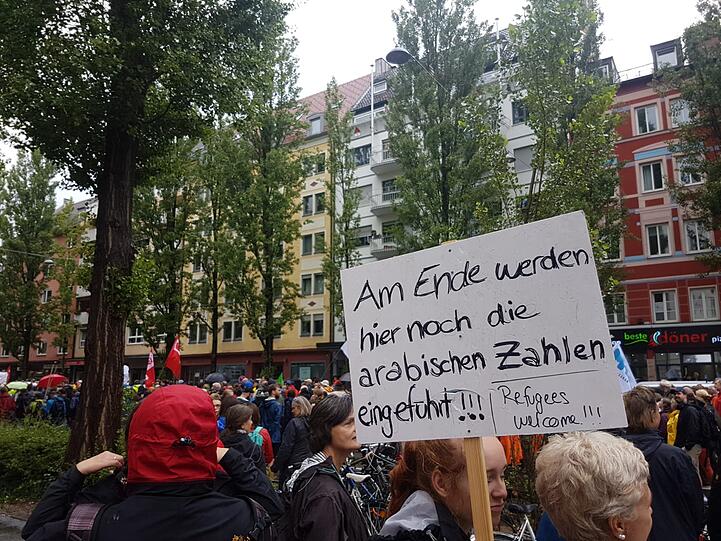 Die Ausgehetzt-Demonstranten machten ihrem Unmut mit Schildern und Sprüchen Luft.
