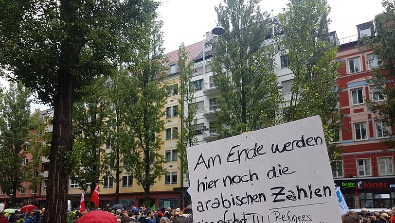 Die Ausgehetzt-Demonstranten machten ihrem Unmut mit Schildern und Sprüchen Luft. Die Ausgehetzt-Demonstranten machten ihrem Unmut mit Schildern und Sprüchen Luft.