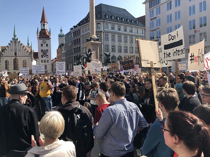 Sie gehen wohl wählen: Demo gegen die Urheberrechtsreform am Marienplatz.
