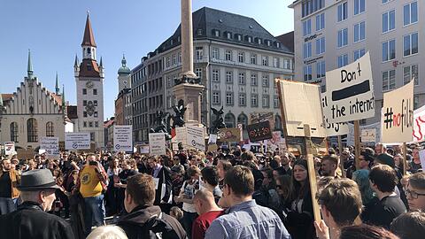 Sie gehen wohl wählen: Demo gegen die Urheberrechtsreform am Marienplatz.