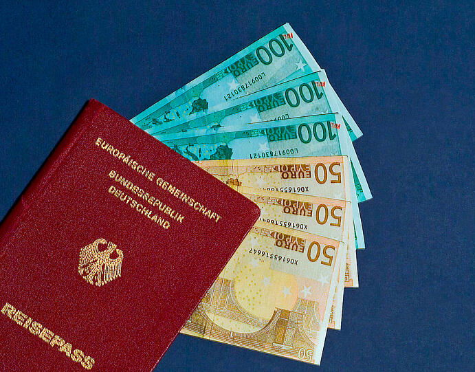Im Urlaub an Bargeld zu kommen ist manchmal gar nicht so einfach - und kostenlos auch nicht.