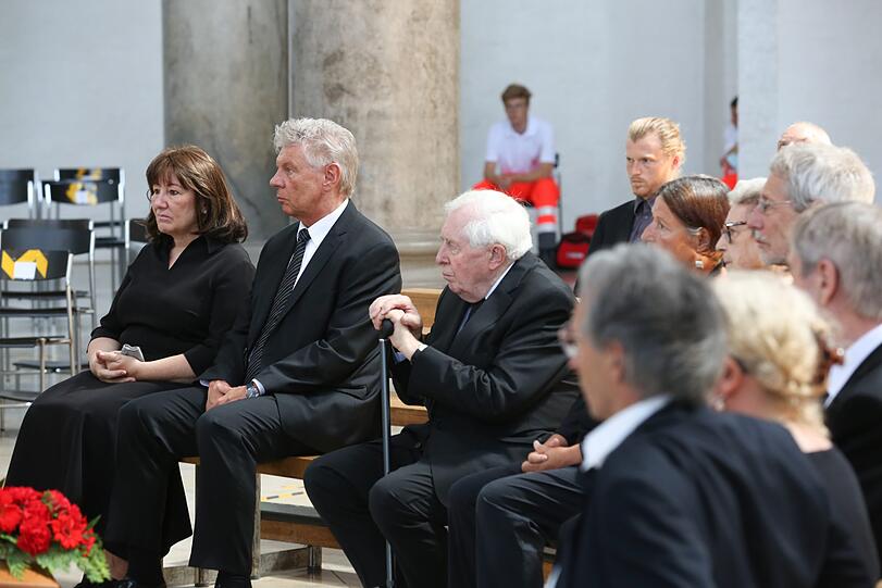 Der Trauergottesdienst für den verstorbenen Alt-OB Hans-Jochen Vogel fand im kleinen Rahmen statt. Oberbürgermeister Dieter Reiter sowie die Bürgermeisterinnen Katrin Habenschaden und Verena Dietl nahmen als Vertreter der Stadt München teil.