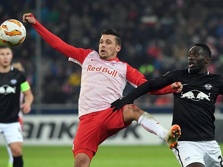 Der Ex-Bremer Zlatko Junuzovic beim Zweikampf mit Leipzigs Jean-Kévin Augustin.