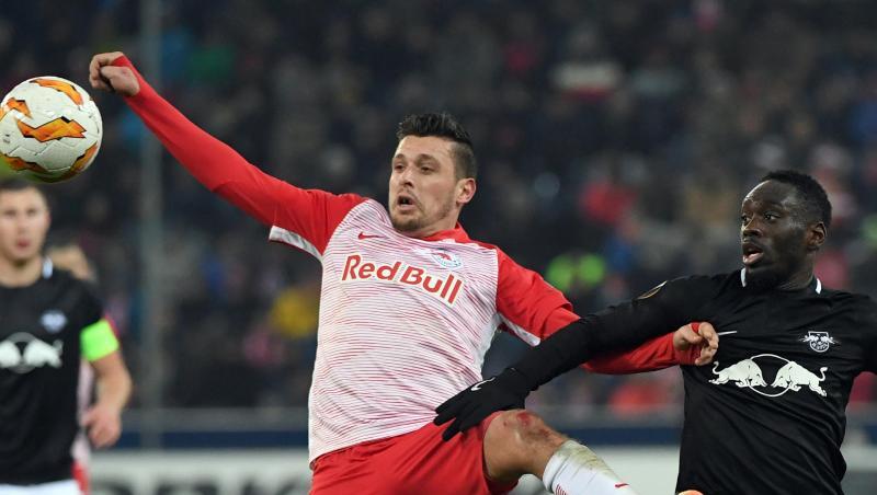 Der Ex-Bremer Zlatko Junuzovic beim Zweikampf mit Leipzigs Jean-Kévin Augustin.