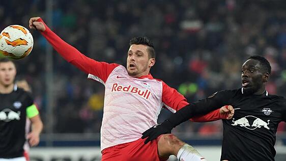 Der Ex-Bremer Zlatko Junuzovic beim Zweikampf mit Leipzigs Jean-Kévin Augustin.