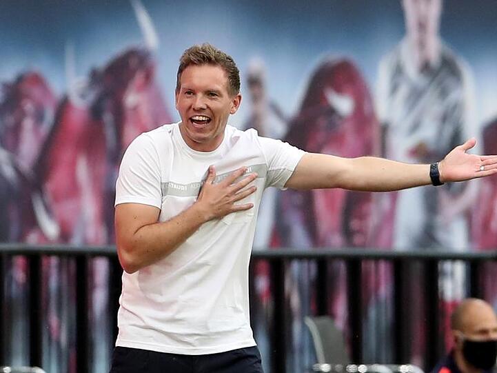 Leizpigs Trainer Julian Nagelsmann gestikuliert während eines Spiels am Spielfeldrand.