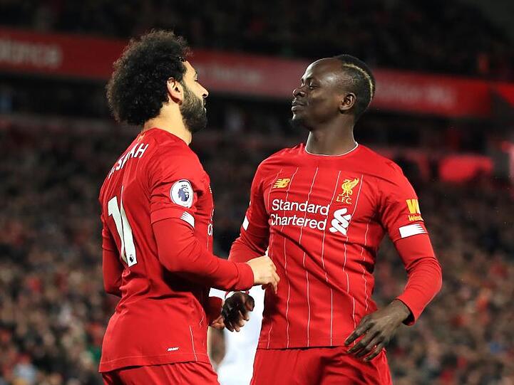 Liverpools Torschütze Mohamed Salah (l) jubelt über das 1:0 mit seinem Teamkollegen Sadio Mane.