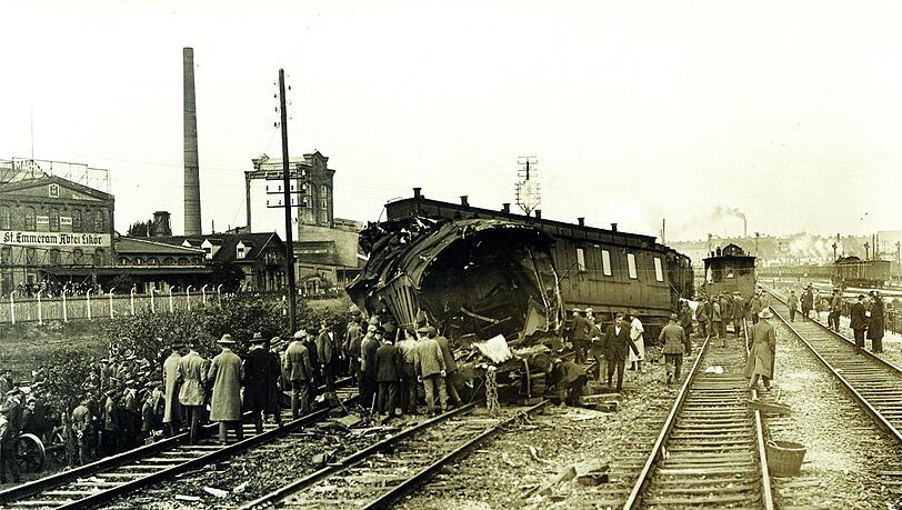 Gaffen Anfang des 20. Jahrhunderts: Das Zugunglück 1926 zieht viele Schaulustige an. Gaffen Anfang des 20. Jahrhunderts: Das Zugunglück 1926 zieht viele Schaulustige an.