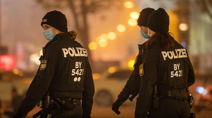 Polizisten am Stachus. Hier mussten die Beamten am vergangenen Wochenende vermehrt einschreiten. (Archivbild)