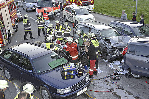 9 Autos hatten sich bei dem Unfall am Unfall am Luise-Kiesselbach-Platz ineinander verkeilt.