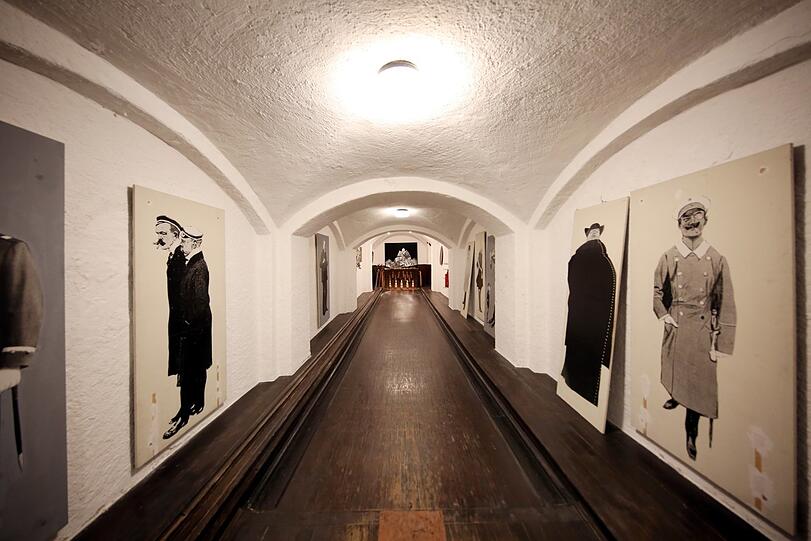 Ist noch komplett erhalten: die historische Kegelbahn im Keller.
