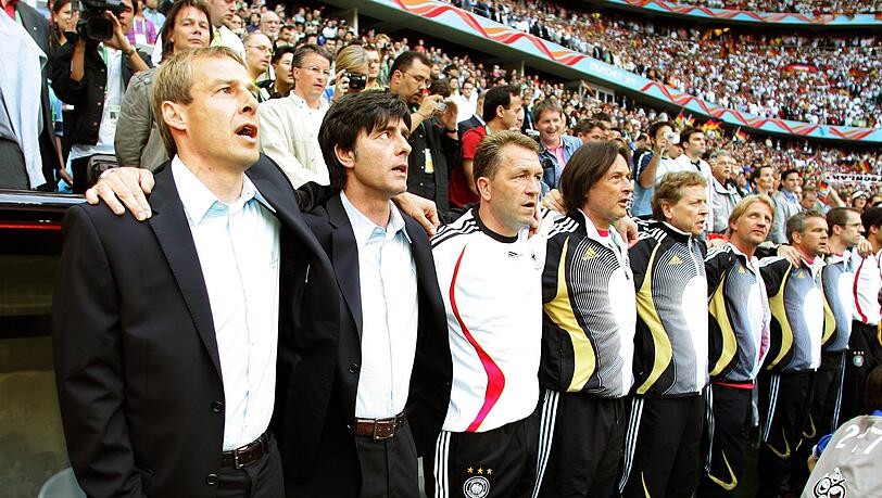 Voller Fokus: Bundestrainer Jürgen Klinsmann und sein Team singen die Hymne vor dem Eröffnungsspiel der WM 2006. Voller Fokus: Bundestrainer Jürgen Klinsmann und sein Team singen die Hymne vor dem Eröffnungsspiel der WM 2006.