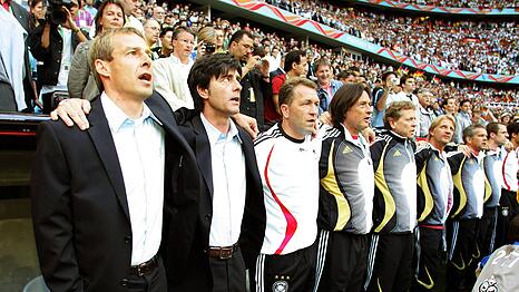 Voller Fokus: Bundestrainer J&uuml;rgen Klinsmann und sein Team singen die Hymne vor dem Er&ouml;ffnungsspiel der WM 2006.