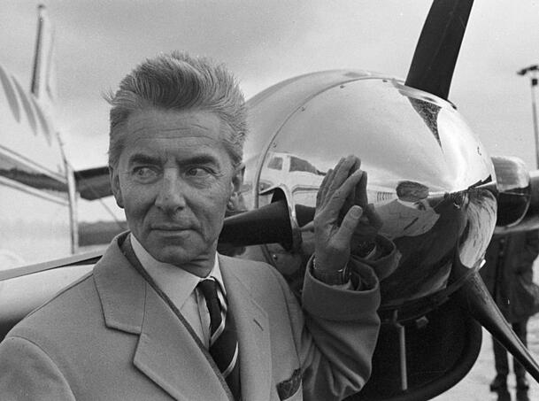 Herbert von Karajan war auch Pilot und flog selbst zu seinen Auftritten, wie hier 1965 in Prag,