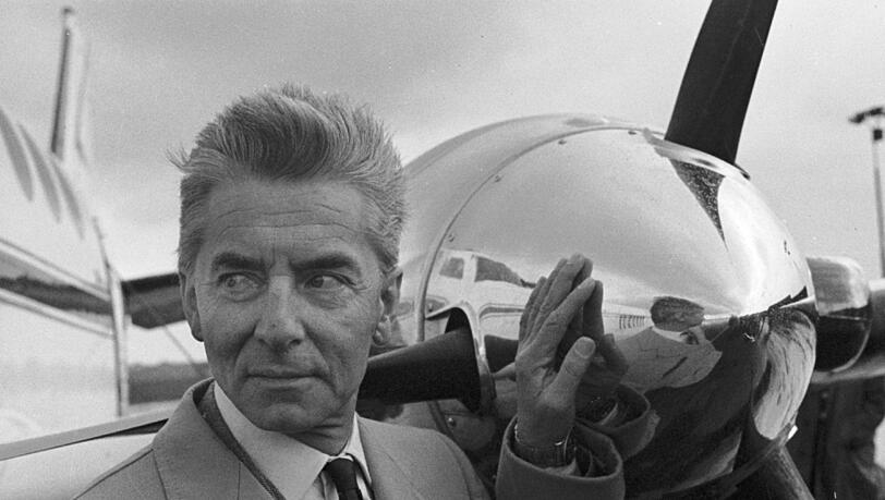 Herbert von Karajan war auch Pilot und flog selbst zu seinen Auftritten, wie hier 1965 in Prag, Herbert von Karajan war auch Pilot und flog selbst zu seinen Auftritten, wie hier 1965 in Prag,