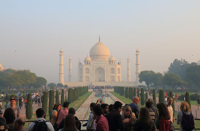 Indien h&auml;lt den traurigen Weltrekord f&uuml;r die meisten t&ouml;dlichen Selfie-Unf&auml;lle. Besonders h&auml;ufig ereignen sie sich an touristischen Hotspots wie etwa dem Taj Mahal. Dort ist es schon passiert, dass Menschen beim Fotografieren r&uuml;ckw&auml;rts die Treppen hinabgest&uuml;rzt sind. Andere kamen ums Leben, weil sie f&uuml;r das perfekte Bild an Flussufern, Klippen oder Bahngleisen zu viel riskiert haben.