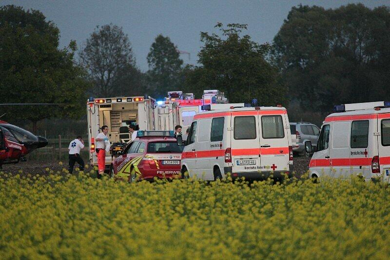 Warum das Ultraleichtflugzeug am Mittwochabend am Flugplatz Ellermühle abstürzte, ist bisher nicht klar. Die beiden Insassen mussten schwer verletzt aus dem Wrack geborgen werden.