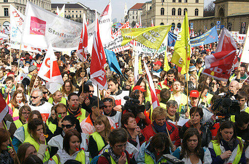 Die Polizei spricht von zehntausend Demonstranten am Münchner Odeonsplatz.