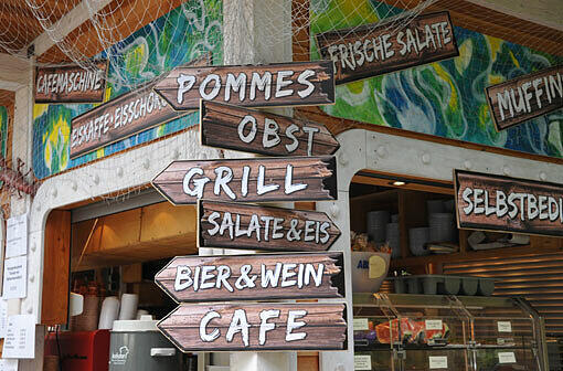 Clevere Wegweiser: Um die Wartezeit in der Hochsaison zu verkürzen, gibt es am Schwimmbad-Kiosk diese Schilder.