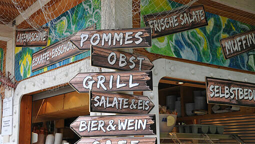 Clevere Wegweiser: Um die Wartezeit in der Hochsaison zu verkürzen, gibt es am Schwimmbad-Kiosk diese Schilder. Clevere Wegweiser: Um die Wartezeit in der Hochsaison zu verkürzen, gibt es am Schwimmbad-Kiosk diese Schilder.