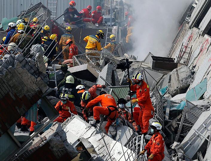 Bei einem schweren Erdbeben in Taiwan kamen mindestens fünf Menschen ums Leben, zahlreiche wurden verletzt. Rettungskräfte suchen seit den Morgenstunden nach Verschütteten.