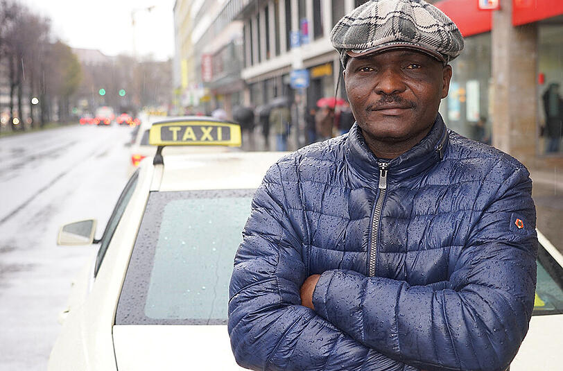 "Ist doch klar, dass ich das Paar überall gesucht habe", sagt Taxler Akongo Kokou-Tepea. Er fuhr dafür durch die ganze Stadt, klingelte an vielen Türen.