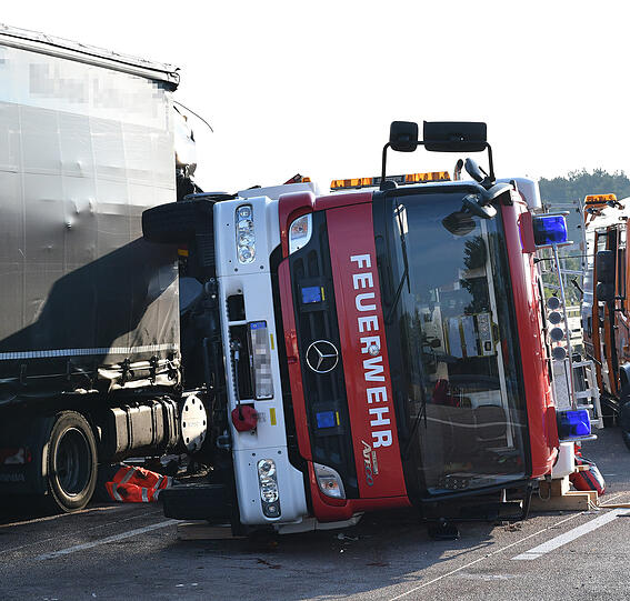 Ein Lkw ist in eine Unfallstelle gekracht und hat dabei zwei Feuerwehrmänner getötet. Die Bilder von der A2.