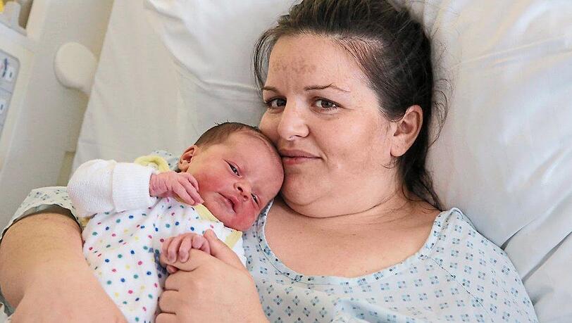 Viorica Bosneaga mit Neujahrs-Tochter Amelia. Viorica Bosneaga mit Neujahrs-Tochter Amelia.