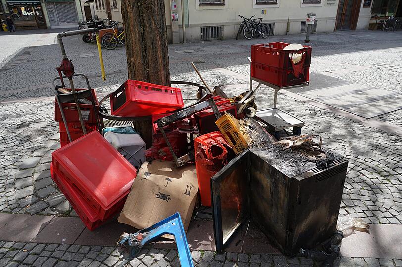 Nach dem Brand stehen Einrichtungsgegenstände auf dem Viktualienmarkt.