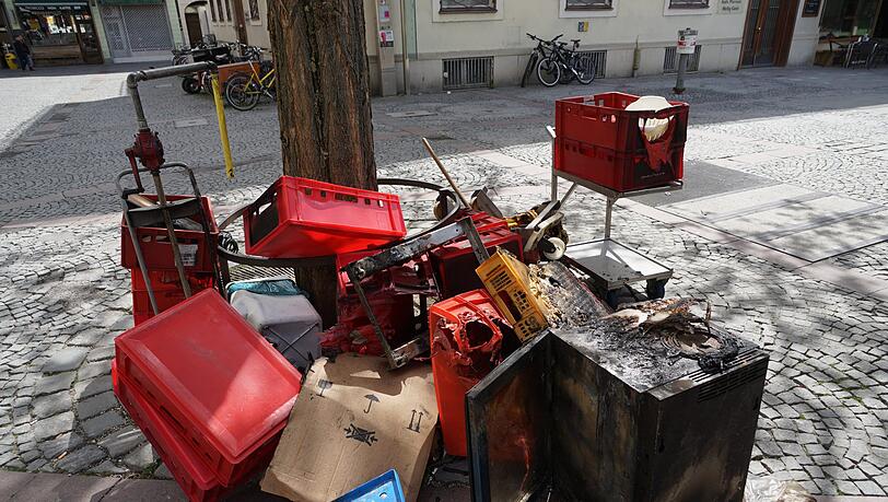 Nach dem Brand stehen Einrichtungsgegenstände auf dem Viktualienmarkt. Nach dem Brand stehen Einrichtungsgegenstände auf dem Viktualienmarkt.