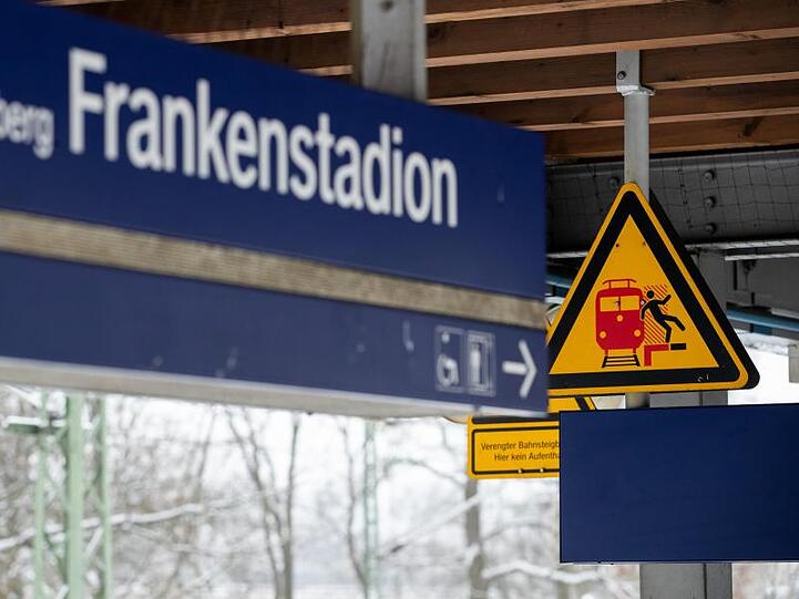 Ein Schild warnt am Bahnsteig am S-Bahnhof Frankenstadion vor der Gefahr, auf das Gleis zu fallen. Foto: Daniel Karmann/Archiv