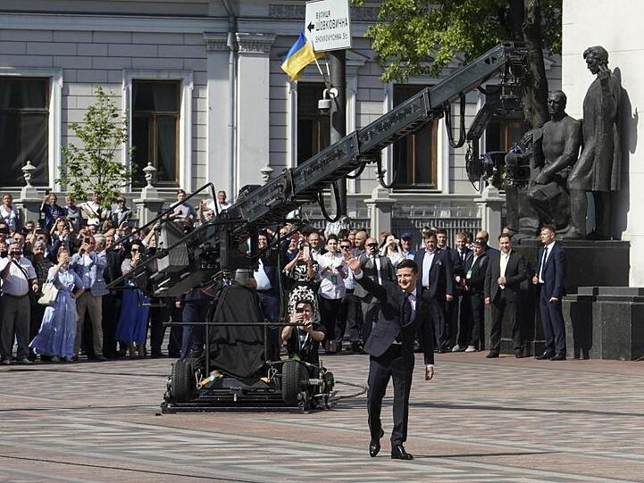 Einen Monat nach seiner Wahl hat der frühere Komiker Selenskyj sein Amt als Präsident der Ukraine übernommen.