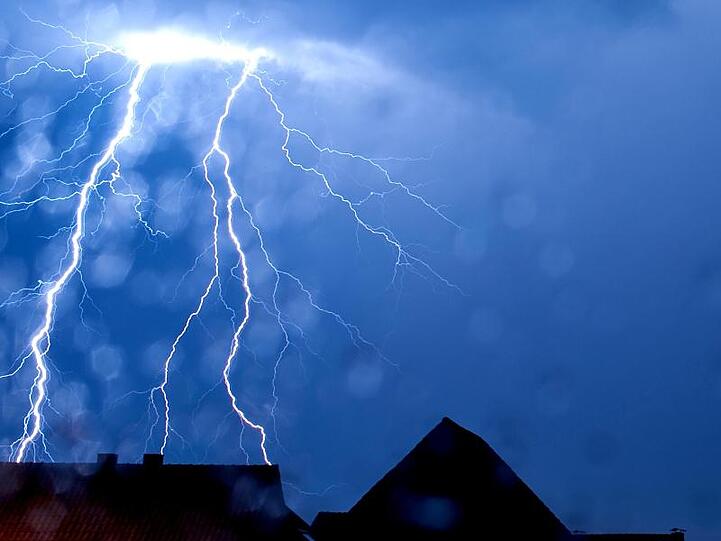 Auch am Dienstag ziehen wieder Starkregen, Gewitter mit Hagel und Windböen durch Bayern. Foto: Thomas Rensinghoff/dpa/Archivbild