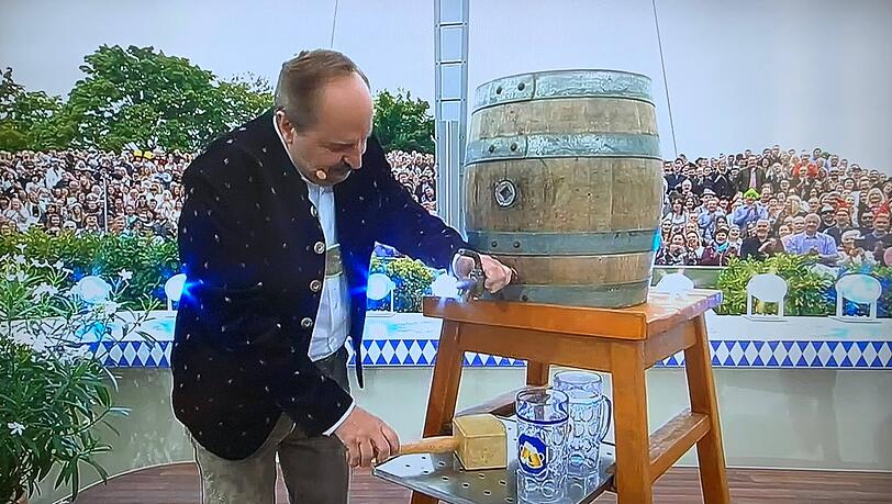 Johann Lafer wurde im "ZDF-Fernsehgarten" die Ehre des Fassanstichs zuteil. Doch der Starkoch hatte mit gewissen Schwierigkeiten zu kämpfen.