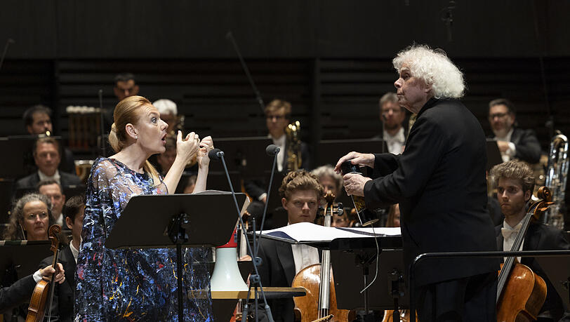 Frau Rattle dirigiert ihren Ehemann.