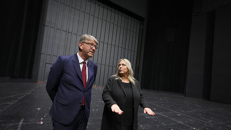 Katharina Wagner, die k&uuml;nstlerische Leiterin und Gesch&auml;ftsf&uuml;hrerin der Bayreuther Festspiele, und Wolfram Weimer, Staatsminister f&uuml;r Kultur und Medien, stehen w&auml;hrend eines Rundgangs auf der B&uuml;hne des Bayreuther Festspielhauses.