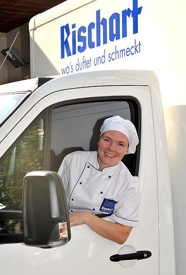 Schritt 8: Die Lieferanten holen im Sprinter die Backware ab. Bis zu acht Mal pro Tag werden die Läden beliefert. Während das letzte Brot um kurz vor 9 Uhr aus dem Ofen kommt, wird Kuchen bis 16 Uhr frisch gebacken.