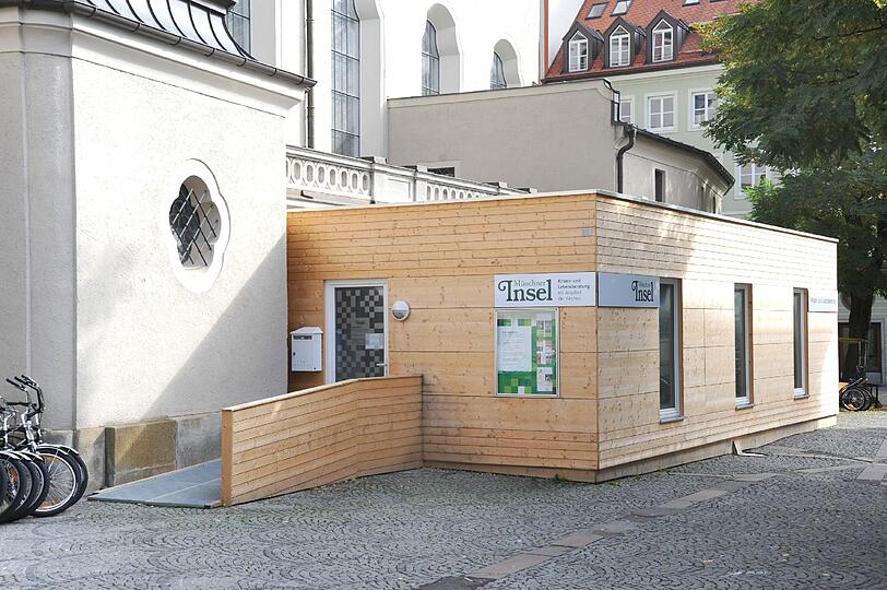 Hütten-Flair an der Heilig-Geist-Kirche: Hier ist die Münchner Insel für die kommenden drei Jahre untergebracht.