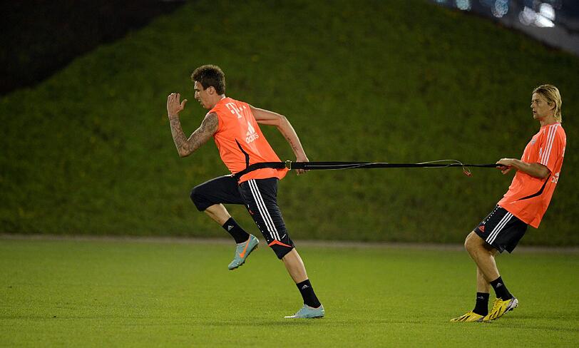 Der FC Bayern beim Abendtraining in Doha.