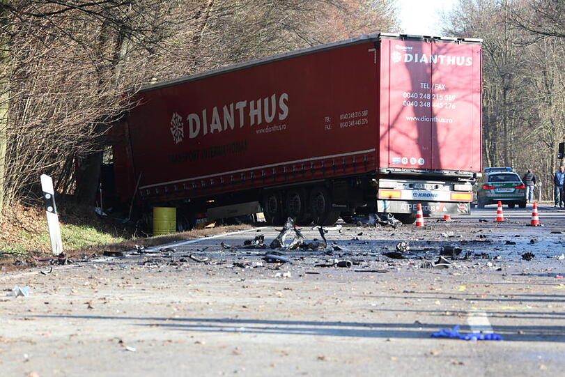 Der 21-Jährige kam auf Höhe eines Waldstücks nahe Reichertsheim (Landkreis Mühldorf am Inn) von der Fahrbahn ab und geriet in den Gegenverkehr.