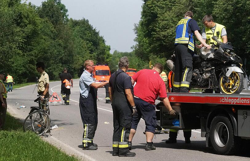 Unfall zwischen Neuried und Planegg: Ein Motorradfahrer hat einen Radler erwischt. Der Fahrradfahrer starb noch am Unfallort. Die Bilder.