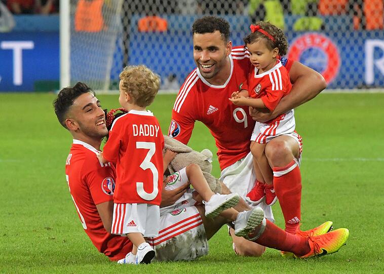 Die Kicker aus Wales feierte ihren Viertelfinal-Erfolg gegen Belgien mit der Familie auf dem Rasen. Ein Bild, welches die UEFA nicht mehr sehen will.