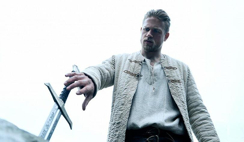 Arthur (Charlie Hunnam) stellt sich der Prophezeiung.