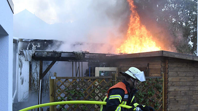 Die Flammen hatte die Garage und die Gartenlaube erfasst und drohten auf das Wohnhaus überzugreifen.