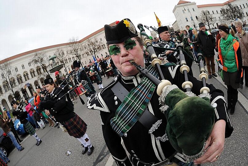 Irisches Brauchtum auf den Straßen München: Beim Umzug zum St. Patrick's Day sind Jung und Alt dabei - und gute Laune ist Pflicht.