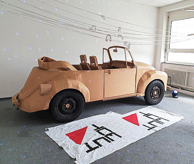 Ein Automobil aus Karton.