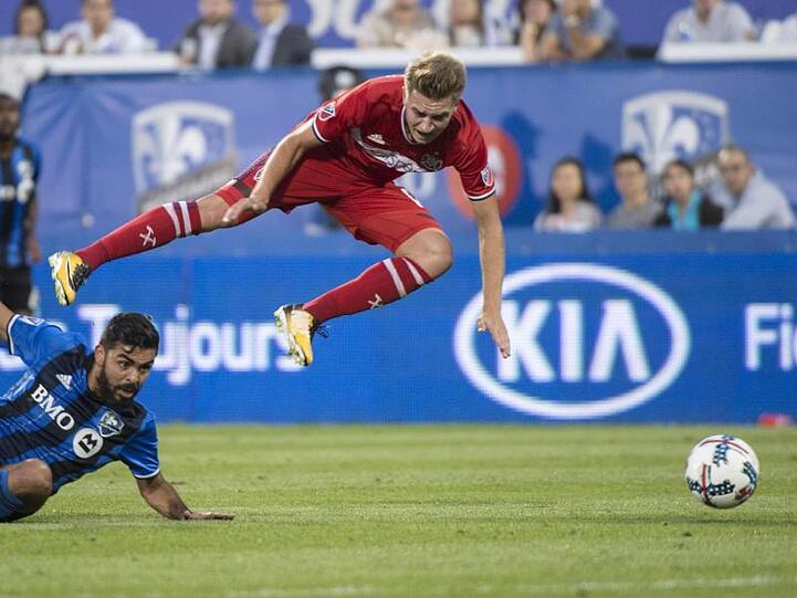 Chicago Fires Djordje Mihailovic (r) kämpft mit Montreal Impacts Victor Cabrera um den Ball. Foto: Paul Chiasson/AP/dpa